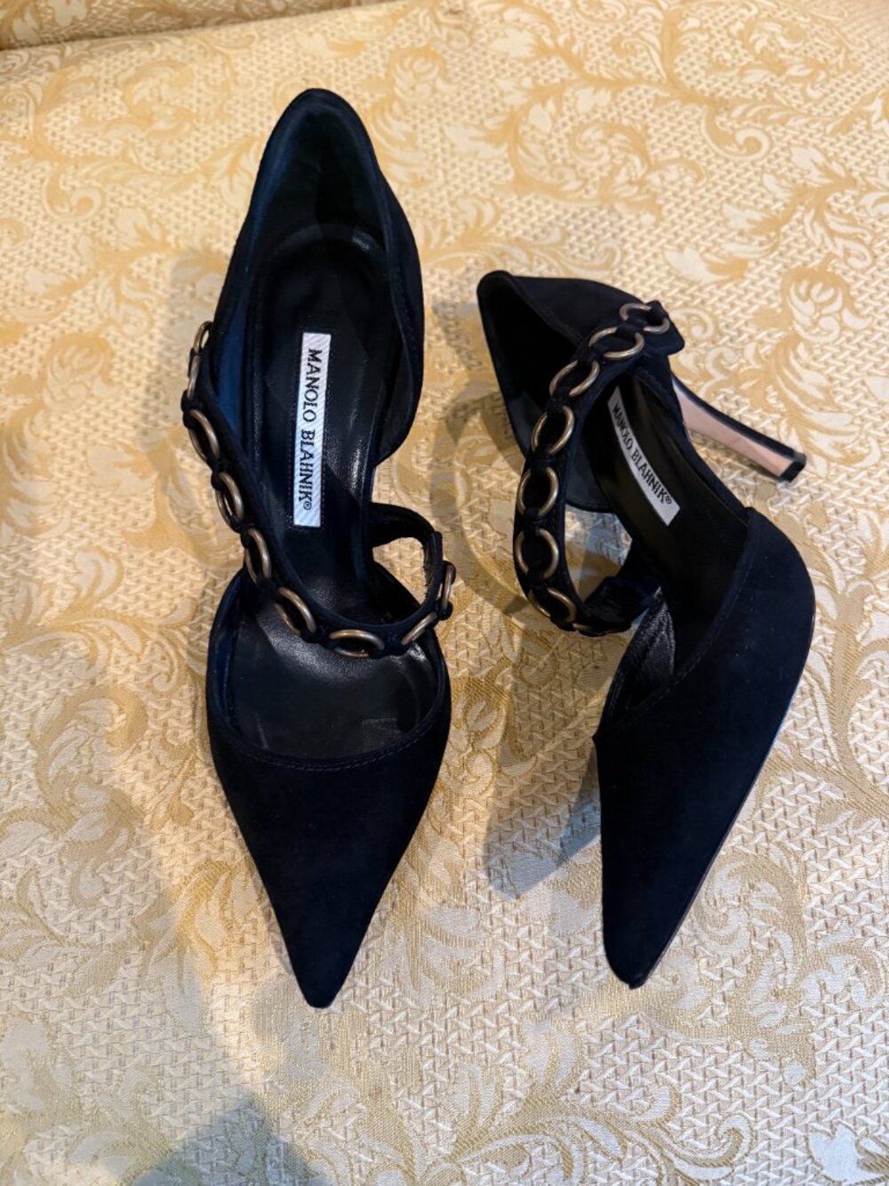 Beautiful Manolo Blahnik Heels in Black Suede - Picture 7 of 12